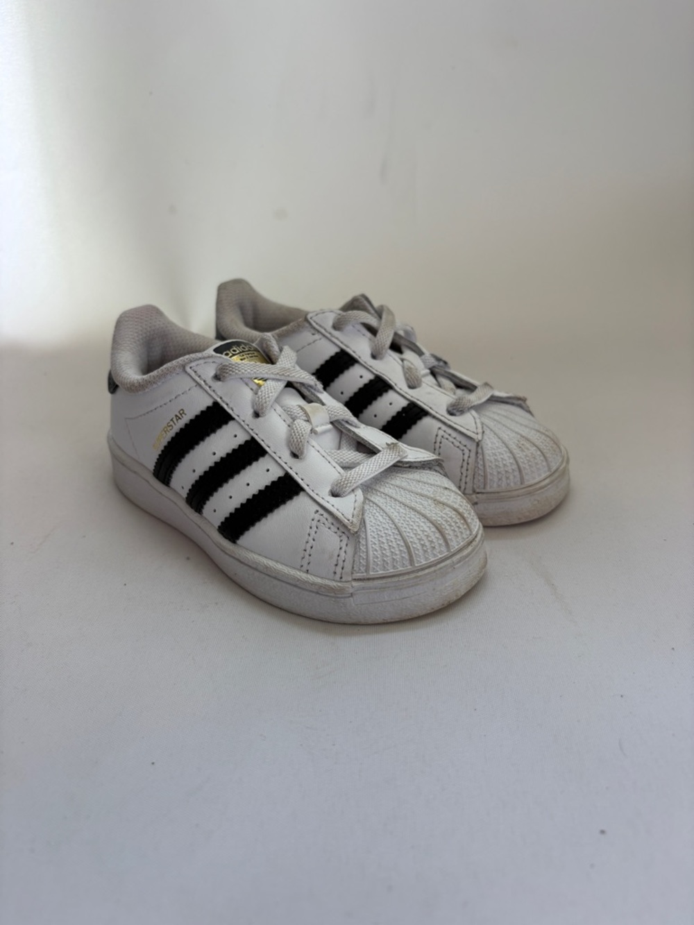 adidas Kid’s Superstar White Sneakers with‎ Black Stripes Size 7.5K